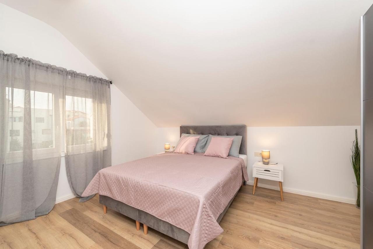 Villa Eni Apartments 1 만드레 외부 사진